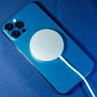 iPhone 12 Pro MAXをMagSafeで充電する様子