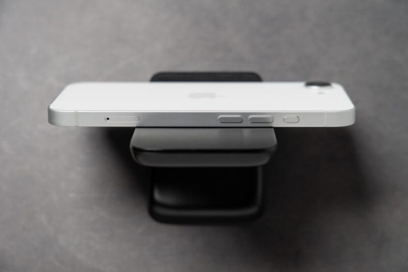 iPhone16eの側面（左）