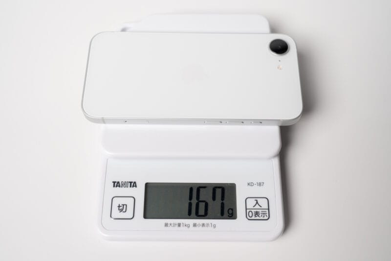 iPhone16eの重量を確認した写真