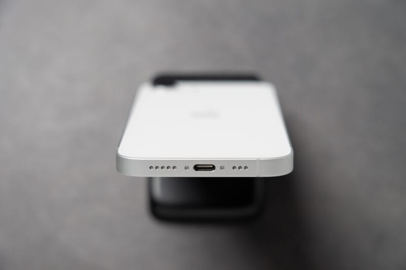 iPhone16eの底面