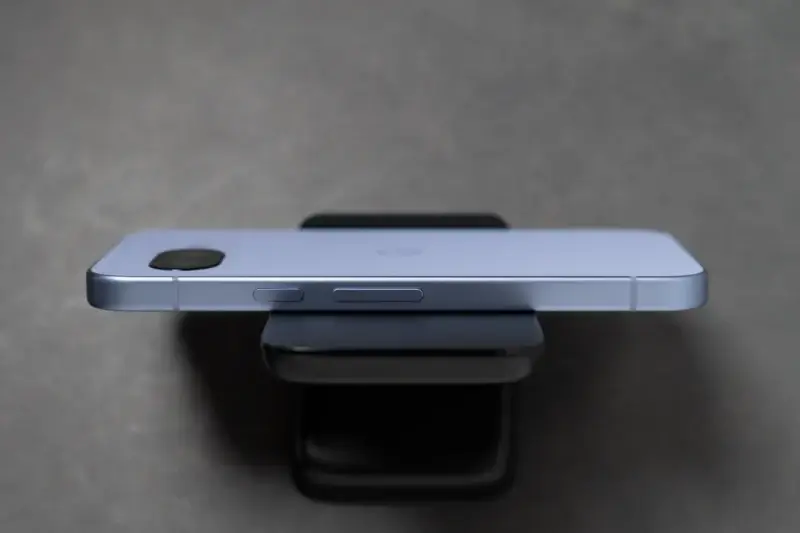 Pixel 9aの側面（右）