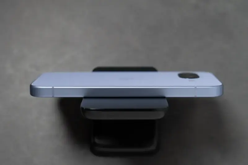 Pixel 9aの側面（左）