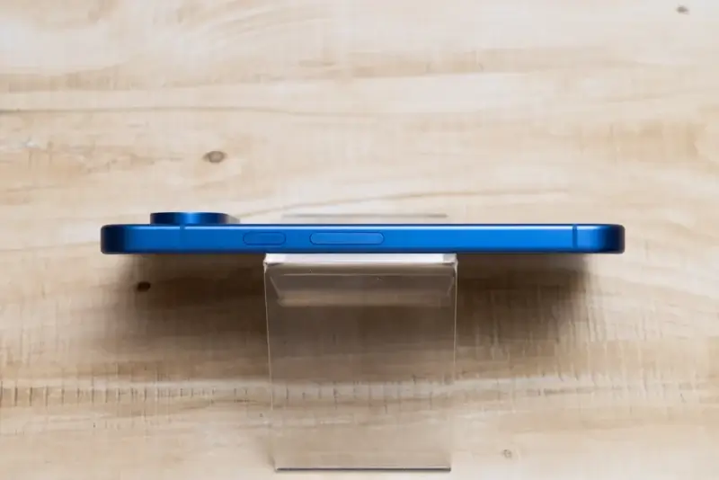 Google Pixel 10の側面（右）