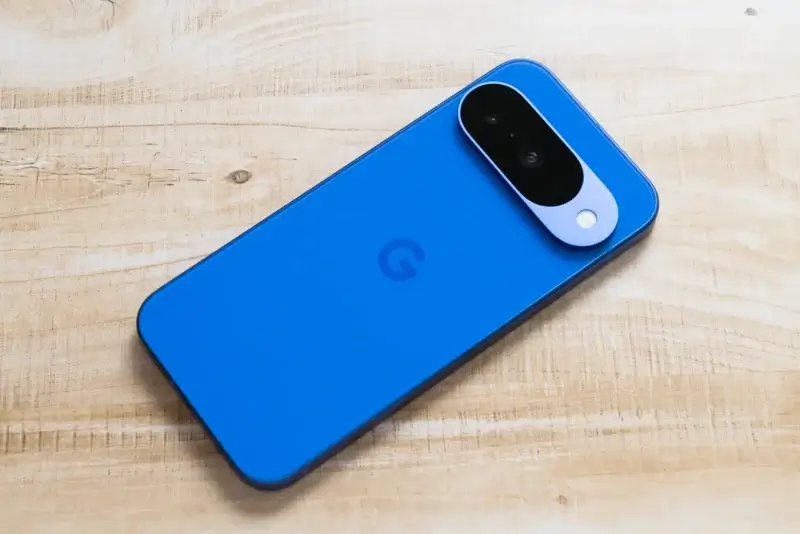 | モバイル比較レビュー.jp Google Pixel 10の背面デザイン