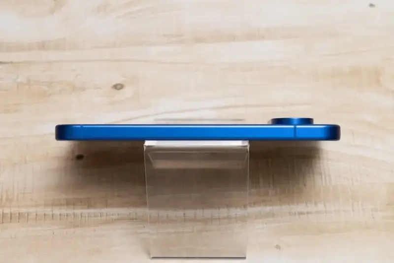 Google Pixel 10の側面（左）