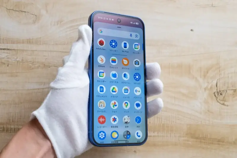 | モバイル比較レビュー.jp 男性がGoogle Pixel10を片手で持っている写真