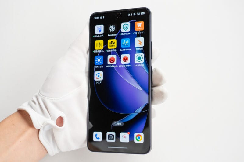 OPPO Reno13 A 片手操作をするのは厳しいサイズ